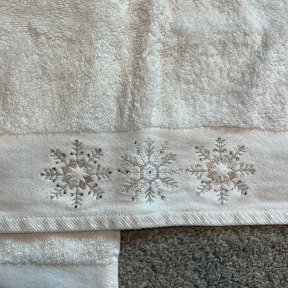 Glitz & Glimmer | Elegant White Towels with Snowflake Embroidery - Picture 3 of 8